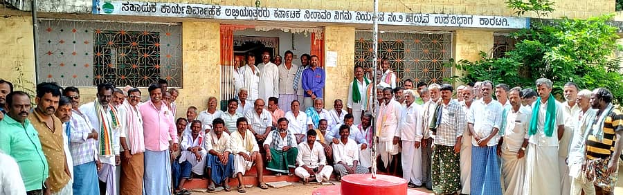 ಕಾರಟಗಿಯ ನಂ. 2 ಕಾಲುವೆ ಉಪ ವಿಭಾಗದ ಕಚೇರಿಯ ಮುಂಭಾಗದಲ್ಲಿ ರೈತರು ಪ್ರತಿಭಟನೆ ನಡೆಸಿದರು
