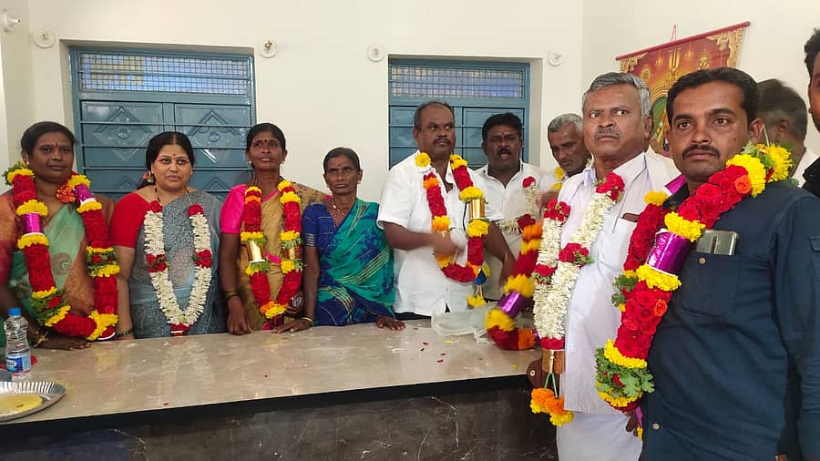 ಶ್ರೀನಿವಾಸಪುರ ತಾಲ್ಲೂಕಿನ ಗೌನಿಪಲ್ಲಿ ಗ್ರಾಮ ಪಂಚಾಯಿತಿ ಅಧ್ಯಕ್ಷೆಯಾಗಿ ನಾಗರತ್ನಮ್ಮ ರಾಮ್ಮೋಹನ್, ಉಪಾಧ್ಯಕ್ಷೆಯಾಗಿ ವೆಂಕಟಲಕ್ಷ್ಮಮ್ಮ ವೆಂಕಟರವಣ ಚುನಾಯಿತರಾಗಿದ್ದಾರೆ