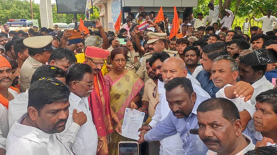 ಕೊಪ್ಪಳದಲ್ಲಿ ಶುಕ್ರವಾರ ಕೋಲಿ, ಕಬ್ಬಲಿಗ ಹಾಗೂ ಅಂಬಿಗ ಸಮದಾಯಗಳನ್ನು ಪರಿಶಿಷ್ಟ ಪಂಗಡ ಪಟ್ಟಿಯಲ್ಲಿ ಸೇರ್ಪಡೆ ಮಾಡಬೇಕು ಎಂದು ಆಗ್ರಹಿಸಿ ಕೊಪ್ಪಳ ತಾಲ್ಲೂಕು ಗಂಗಾಮತಸ್ಥರ ಸಂಘದ ವತಿಯಿಂದ ಹೆಚ್ಚುವರಿ ಜಿಲ್ಲಾಧಿಕಾರಿ ಸಾವಿತ್ರಿ ಬಿ. ಕಡಿ ಅವರಿಗೆ ಮನವಿ ಸಲ್ಲಿಸಲಾಯಿತು