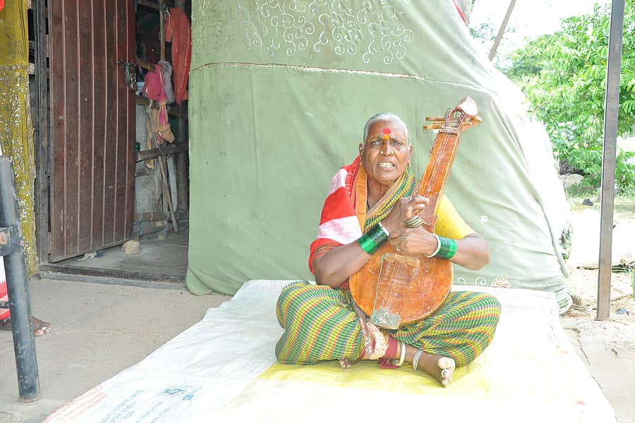 ಕವಿತಾಳದ ನಿವಾಸಿ ಅಲೆಮಾರಿ ಕುಟುಂಬದ ಅಯ್ಯಮ್ಮ ಯಡವಲ್ ತಂಬೂರಿ ಹಿಡಿದು ಪದ ಹಾಡುತ್ತಿರುವುದು