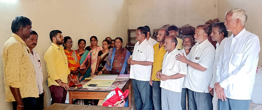 ಮುದ್ದೇಬಿಹಾಳ ತಾಲ್ಲೂಕಿನ ಕೈಮಗ್ಗ ನೇಕಾರರಿಗೆ ಕಚ್ಚಾನೂಲು, ಬೀಮ್ ಪೂರೈಕೆ ಮಾಡುವಂತೆ ಆಗ್ರಹಿಸಿ ನೇಕಾರರು ಕೆಎಚ್ಡಿಸಿ ನಿಗಮದ ಸ್ಥಳೀಯ ಅಧಿಕಾರಿಗಳೊಂದಿಗೆ ಗುರುವಾರ ಸಮಾಲೋಚನೆ ನಡೆಸಿದರು