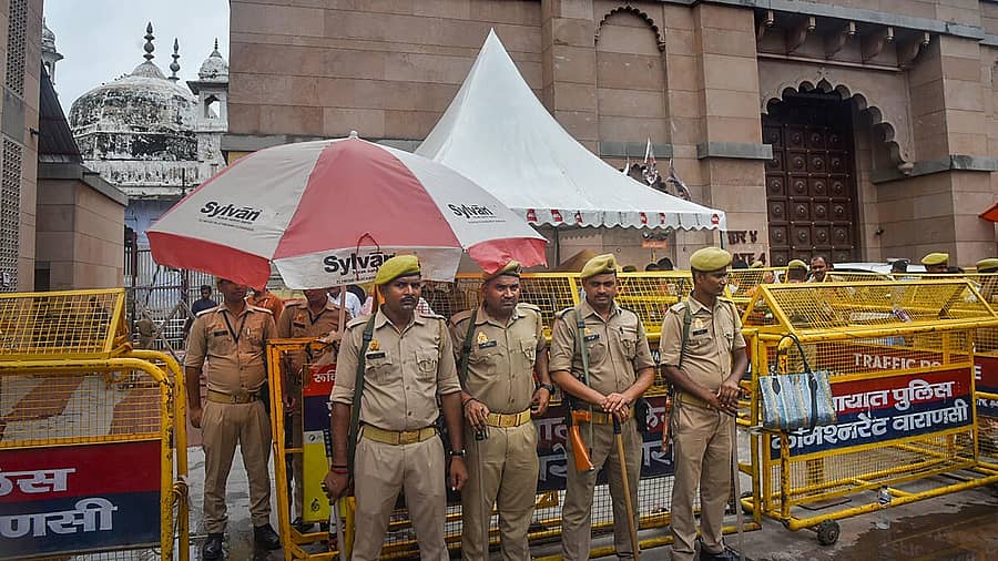 ಜ್ಞಾನವಾಪಿ ಮಸೀದಿ ಆವರಣದಲ್ಲಿ ಬಿಗಿ ಪೊಲೀಸ್ ಭದ್ರತೆ ಕಲ್ಪಸಲಾಗಿದೆ.