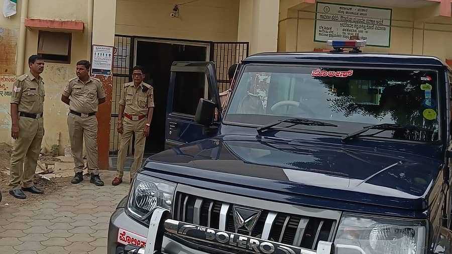 ಔರಾದ್ ಪಟ್ಟಣದಲ್ಲಿ ಸೋಮವಾರ ಗುಂಪು ಘರ್ಷಣೆ ನಡೆದ ನಂತರ ಸ್ಥಳೀಯ ಸರ್ಕಾರಿ ಆಸ್ಪತ್ರೆ ಬಳಿ ಪೊಲೀಸ್ ಬಂದೋಬಸ್ತ್ ಮಾಡಲಾಯಿತು