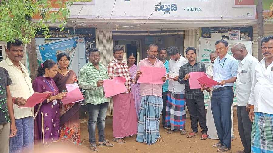 ಕಂಪ್ಲಿ ತಾಲ್ಲೂಕು ನೆಲ್ಲೂಡಿ ಗ್ರಾಮದ ಗ್ರಾಮ ಪಂಚಾಯಿತಿ ಆವರಣದಲ್ಲಿ ಬೆಳೆ ವಿಮೆ ಕುರಿತು ಕೃಷಿ ಅಧಿಕಾರಿ ಶ್ರೀಧರ ಅವರು ರೈತರಿಗೆ, ಸ್ಥಳೀಯ ಚುನಾಯಿತ ಪ್ರತಿನಿಧಿಗಳಿಗೆ ಕರಪತ್ರ ವಿತರಿಸಿ ಜಾಗೃತಿ ಮೂಡಿಸಿದ್ದ ಚಿತ್ರ  