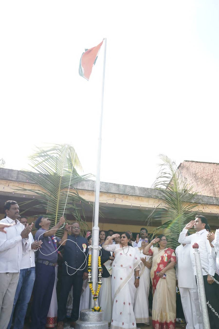 ನಿಪ್ಪಾಣಿಯಲ್ಲಿ ಜರುಗಿದ ಸ್ವಾತಂತ್ರ್ಯೋತ್ಸವದಲ್ಲಿ ತಹಶೀಲ್ದಾರ್ ಮುಜಫ್ಫರ್ ಬಳಿಗಾರ ಧ್ವಜಾರೋಹಣ ನೆರವೇರಿಸಿದರು. ಶಾಸಕಿ ಶಶಿಕಲಾ ಜೊಲ್ಲೆ, ನೀತಾ ಬಾಗಡೆ, ಜಯವಂತ ಭಾಟಲೆ ಇದ್ದಾರೆ