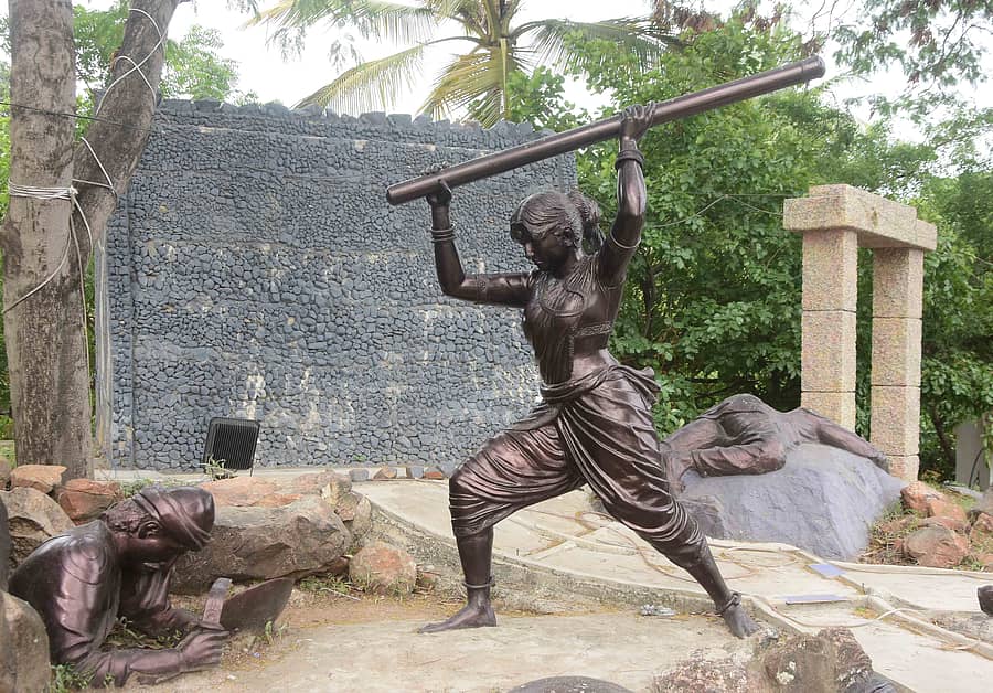 ಚಿತ್ರದುರ್ಗದಲ್ಲಿರುವ ವೀರವನಿತೆ ಒನಕೆ ಓಬವ್ವ ವೈರಿಗಳೊಂದಿಗೆ ಹೋರಾಡಿದ ರೂಪಕದ ಪ್ರತಿಮೆ.