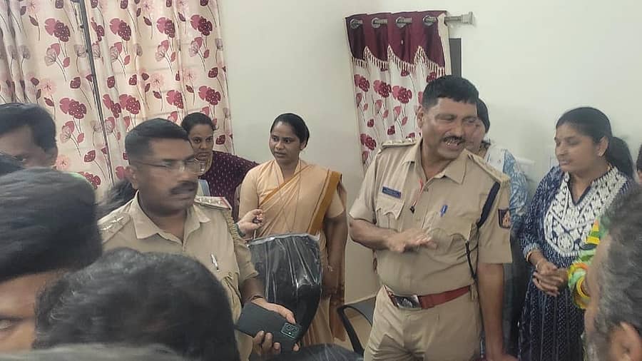 ಸಾಗರದ ಮಂಕಳಲೆಯ ಸಂತ ಜೋಸೆಫರ ಆಂಗ್ಲ ಮಾಧ್ಯಮ ಪ್ರೌಢಶಾಲೆಯಲ್ಲಿ ರಕ್ಷಾಬಂಧನ ಆಚರಣೆಗೆ ತಡೆಯೊಡ್ಡಲಾಗಿದೆ ಎಂಬ ಆರೋಪದ ಹಿನ್ನಲೆಯಲ್ಲಿ ಪೊಲೀಸರು ಗುರುವಾರ ಶಾಲೆಗೆ ಆಗಮಿಸಿ ಪೋಷಕರು, ಶಿಕ್ಷಕರೊಂದಿಗೆ ಸಮಾಲೋಚನೆ ನಡೆಸಿದರು.