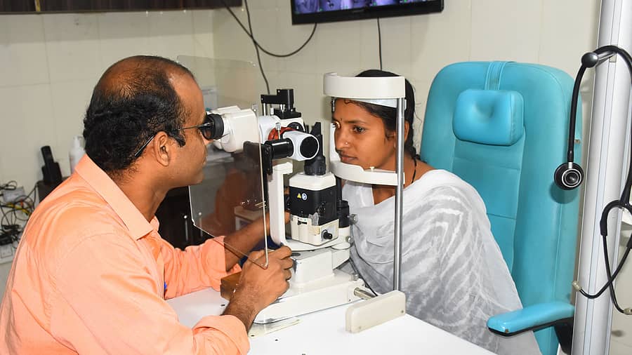 ಯಾದಗಿರಿ ನಗರದ ಮೀನಾಕ್ಷಿ ನೇತ್ರಾಲಯದಲ್ಲಿ ಕಣ್ಣಿನ ಪರೀಕ್ಷೆ ಮಾಡುತ್ತಿರುವ ವೈದ್ಯ
