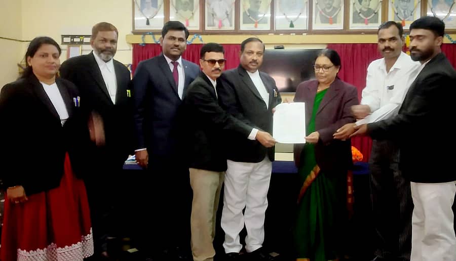 ಲೋಕ ಅದಾಲತ್‌ನಲ್ಲಿ ಅತಿ ಹೆಚ್ಚಿನ ಪ್ರಕರಣಗಳನ್ನು ಇತ್ಯರ್ಥಪಡಿಸಿದ್ದಕ್ಕಾಗಿ ರಾಜ್ಯ ಕಾನೂನು ಸೇವಾ ಪ್ರಾಧಿಕಾರದಿಂದ ಪ್ರಶಂಸಾ ಪತ್ರವನ್ನು ಪ್ರಧಾನ ಜಿಲ್ಲಾ ಮತ್ತು ಸೆಷನ್ಸ್ ನ್ಯಾಯಾಧೀಶರಾದ ರಾಜೇಶ್ವರಿ ಎನ್‌.ಹೆಗಡೆ ಅವರು ಎಲ್.ಎಚ್. ಅರುಣ್‌ಕುಮಾರ್ ಅವರಿಗೆ ಹಸ್ತಾಂತರಿಸಿದರು.