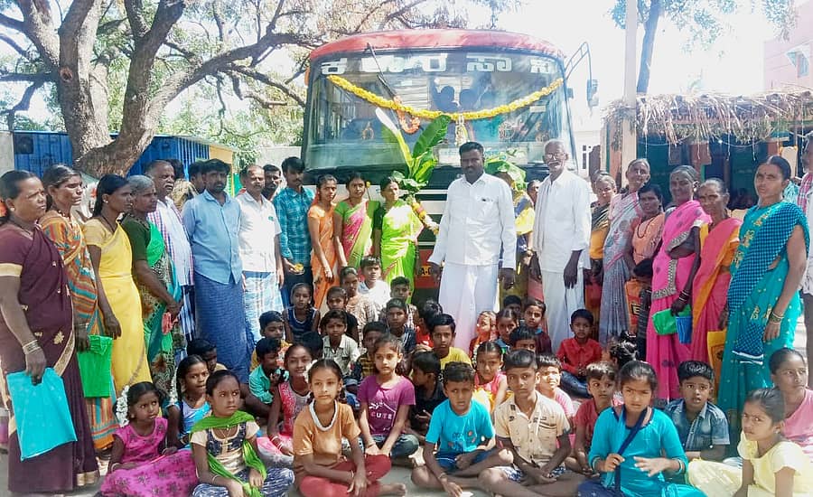 ವೈ.ಎನ್.ಹೊಸಕೋಟೆ ಹೋಬಳಿ ಗೌಡತಿಮ್ಮನಹಳ್ಳಿಯಲ್ಲಿ ಗ್ರಾಮಸ್ಥರು ಸರ್ಕಾರಿ ಬಸ್‌ಗೆ ಪೂಜೆ ಮಾಡಿ ಸ್ವಾಗತಿಸಿದರು