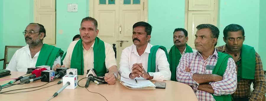 ರಾಮನಗರದ ಪ್ರವಾಸಿ ಮಂದಿರದಲ್ಲಿ ಶನಿವಾರ ನಡೆದ ಸುದ್ದಿಗೋಷ್ಠಿಯಲ್ಲಿ ರೈತ ಸಂಘದ ರಾಜ್ಯ ಘಟಕದ ಅಧ್ಯಕ್ಷ ಕೋಡಿಹಳ್ಳಿ ಚಂದ್ರಶೇಖರ್ ಮಾತನಾಡಿದರು