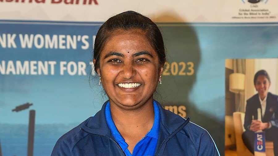 <div class="paragraphs"><p>ಭಾರತ ಅಂಧ ಮಹಿಳಾ ಕ್ರಿಕೆಟ್ ತಂಡದ ವರ್ಷಾ ಉಮಾಪತಿ</p></div>