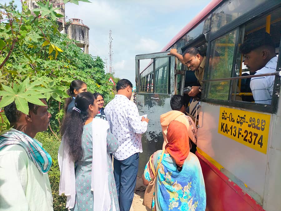 ಹಾಸನ ತಾಲ್ಲೂಕಿನ ಶಾಂತಿ ಗ್ರಾಮದ ಬಳಿ ಮಹಿಳೆಯರ ಟಿಕೆಟ್‌ಗಳನ್ನು ಸಾರಿಗೆ ಇಲಾಖೆ ಸಿಬ್ಬಂದಿ ಪರಿಶೀಲಿಸಿದರು