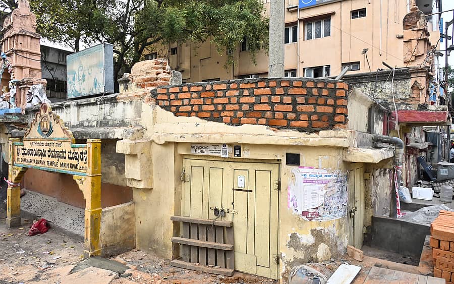 ಗಂಗಾಧರೇಶ್ವರ ಸ್ವಾಮಿ ದೇವಸ್ಥಾನದ ಗೋಡೆಯನ್ನು ಬಿಬಿಎಂಪಿ ವತಿಯಿಂದ ದುರಸ್ತಿ ಮಾಡಲಾಗುತ್ತಿದೆ
