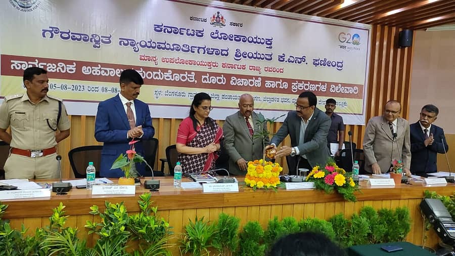 ದೇವನಹಳ್ಳಿಯ ಜಿಲ್ಲಾಡಳಿತ ಭವನದಲ್ಲಿ ಸಾರ್ವಜನಿಕ ಅಹವಾಲು, ಕುಂದುಕೊರತೆ, ದೂರು ವಿಚಾರಣೆ ಹಾಗೂ ಪ್ರಕರಣಗಳ ವಿಲೇವಾರಿ ಕಾರ್ಯಕ್ರಮವನ್ನು ಉಪ ಲೋಕಾಯುಕ್ತ ನ್ಯಾ. ಕೆ.ಎನ್‌ ಫಣೀಂದ್ರ ಉದ್ಘಾಟಿಸಿದರು