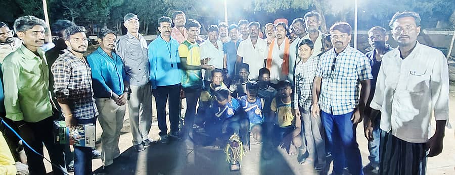 ನಾರಾಯಣಪುರದ ಎಎನ್ಸಿಸಿ ಮೈದಾನದಲ್ಲಿ ನಡೆದ ಹೊನಲು ಬೆಳಕಿನ ಕಬಡ್ಡಿ ಟೂರ್ನಿಯಲ್ಲಿ ವಿಜೇತ ಚವನಭಾವಿ ತಂಡಕ್ಕೆ ಶಾಸಕ ರಾಜುಗೌಡ ಅಭಿಮಾನಿ ಬಳಗದವರು ಟ್ರೋಫಿ ಹಾಗೂ ನಗದು ವಿತರಿಸಿದರು