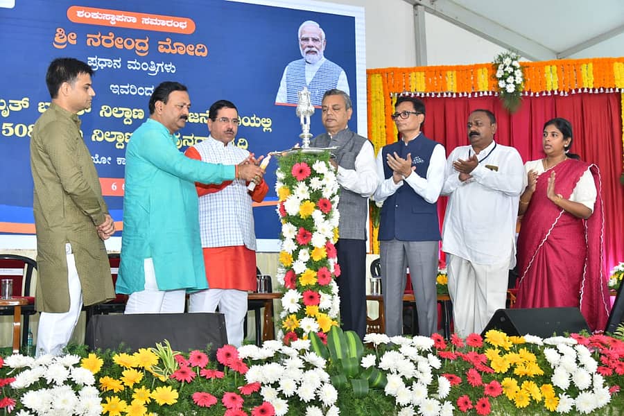 ಅಳ್ನಾವರದಲ್ಲಿ ಭಾನುವಾರ ಏರ್ಪಡಿಸಿದ್ದ ರೈಲು ನಿಲ್ದಾಣ ನವೀಕರಣ ಶಂಕುಸ್ಥಾಪನೆ ಸಮಾರಂಭದಲ್ಲಿ ಶಾಸಕ ಮಹೇಶ ಟೆಂಗಿನಕಾಯಿ, ಕೇಂದ್ರ ಸಚಿವ ಪ್ರಲ್ಹಾದ ಜೋಶಿ, ರೈಲ್ವೆ ಅಧಿಕಾರಿಗಳಾದ ಸಂಜೀವ ಕಿಶೋರ್‌, ಹರ್ಷ ಖರೆ ಪಾಲ್ಗೊಂಡಿದ್ದರು