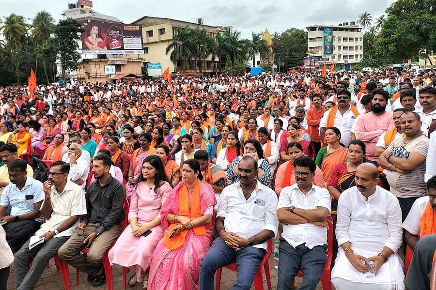 ಉಡುಪಿ ನೇತ್ರಜ್ಯೋತಿ ಕಾಲೇಜಿನ ಶೌಚಾಲಯದಲ್ಲಿ ನಡದಿದೆ ಎನ್ನಲಾದ ವಿಡಿಯೊ ಚಿತ್ರೀಕರಣ ಘಟನೆ ಖಂಡಿಸಿ ಗುರುವಾರ ವಿಶ್ವ ಹಿಂದೂ ಪರಿಷತ್, ಬಜರಂಗದಳದಿಂದ ಕೃಷ್ಣಮಠದ ಪಾರ್ಕಿಂಗ್ ಆವರಣದಲ್ಲಿ ಪ್ರತಿಭಟನೆ ನಡೆಸಲಾಯಿತು