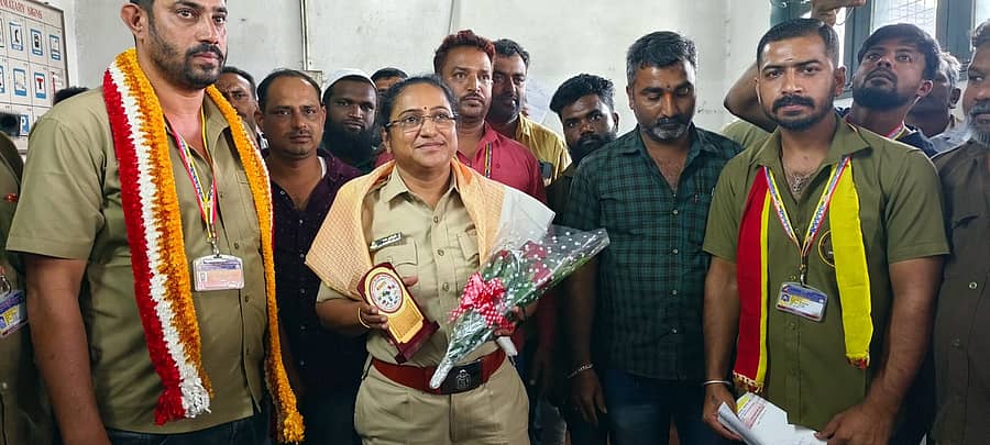 ಸಕಲೇಶಪುರದ ಮೋಟಾರು ವೆಹಿಕಲ್ ಇನ್ಸ್ಪೆಕ್ಟರ್ ಆಗಿ ಸರ್ಕಾರದಿಂದ ನೇಮಕಗೊಂಡು ಮೊದಲ ಬಾರಿಗೆ ಇಲ್ಲಿಯ ಸಹಾಯಕ ಸಾರಿಗೆ ಇಲಾಖೆಯಲ್ಲಿ ಕರ್ತವ್ಯಕ್ಕೆ ಬಂದಿರುವ ಎನ್.ಆರ್. ಆಶಾ ಅವರಿಗೆ ಕುನಾಡು ಸಾರಥಿಗಳ ಸೈನ್ಯ ಟ್ರೇಡ್ ಯೂನಿಯನ್ ವತಿಯಿಂದ ಸೋಮವಾರ ಸನ್ಮಾನ ಮಾಡಿದರು