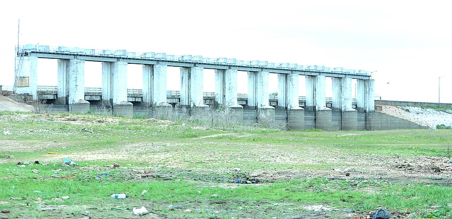 ನೀರಿಲ್ಲದೆ ಬರಿದಾಗಿರುವ ಮಾಲವಿ ಜಲಾಶಯ