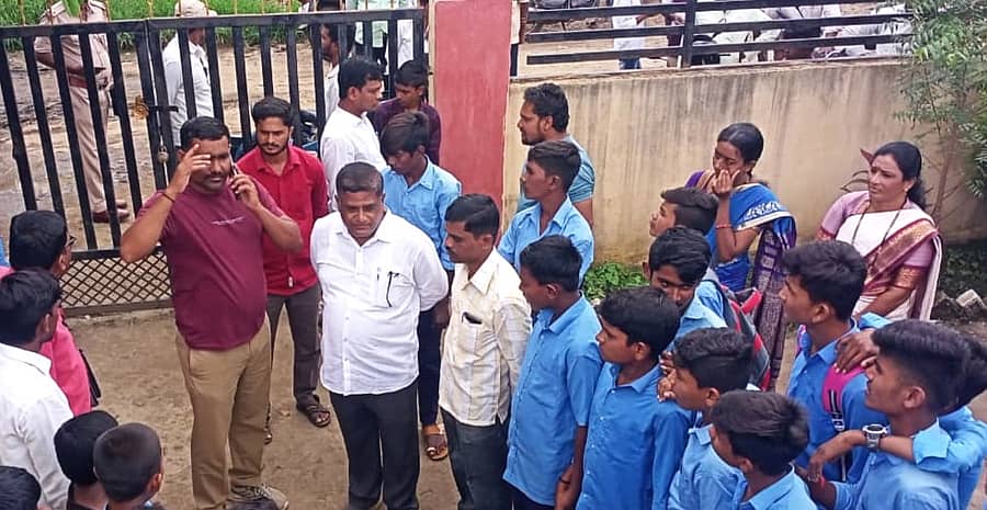 ಔರಾದ್ ತಾಲ್ಲೂಕಿನ ಜಮಗಿ ಪ್ರೌಢಶಾಲೆಯ ವಿದ್ಯಾರ್ಥಿಗಳು, ಅವರ ಪೋಷಕರು ಶಾಲೆಯ ಎದುರು ಶುಕ್ರವಾರ ಪ್ರತಿಭಟಿಸಿದರು.