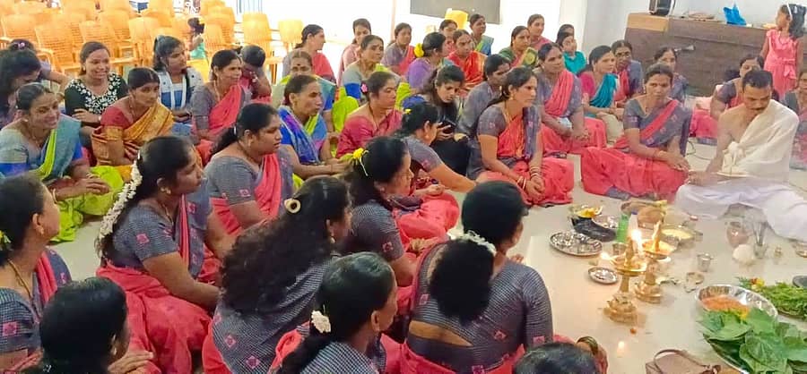 ನರಸಿಂಹರಾಜಪುರ ತಾಲ್ಲೂಕಿನ ಸಿಂಸೆಯ ವಿಶ್ವಕರ್ಮ ಸಮುದಾಯ ಭವನದಲ್ಲಿ ಗಾಯಿತ್ರಿ ವಿಶ್ವಕರ್ಮ ಮಹಿಳಾ ಸಂಘದ ಸದಸ್ಯರು ಸಾಮೂಹಿಕ ವರಮಹಾಲಕ್ಷ್ಮಿ ಪೂಜೆ ನೆರವೇರಿಸಿದರು