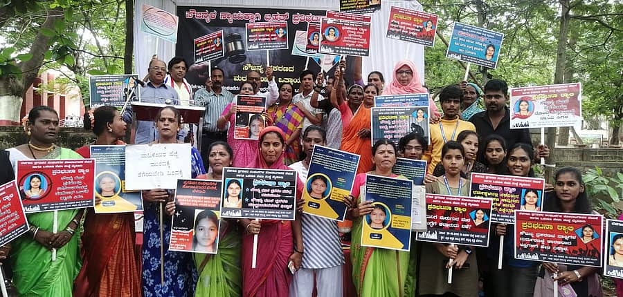 ಬೆಳಗಾವಿಯಲ್ಲಿ ವಿವಿಧ ಪ್ರಗತಿಪರ ಸಂಘಟನೆಯವರು ಬುಧವಾರ ಪ್ರತಿಭಟನೆ ನಡೆಸಿದರು