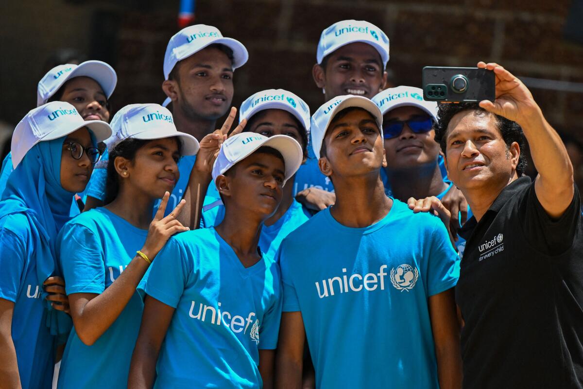 ಮಕ್ಕಳೊಂದಿಗೆ ಕ್ರಿಕೆಟ್ ಆಡಿ ಬಾಲ್ಯದ ನೆನಪು ಹಂಚಿಕೊಂಡ ಸಚಿನ್