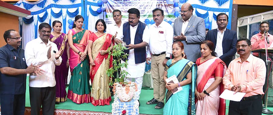 ರಾಣೆಬೆನ್ನೂರಿನ ಹುಣಸೀಕಟ್ಟಿ ರಸ್ತೆಯ ಸರ್ಕಾರಿ ಪದವಿ ಕಾಲೇಜಿನಲ್ಲಿ ಬಿಸಿಎ ಕೋರ್ಸ್ ಉದ್ಘಾಟನೆ ಹಾಗೂ ವಾರ್ಷಿಕೋತ್ಸವ ಕಾರ್ಯಕ್ರಮವನ್ನು ಶಾಸಕ ಪ್ರಕಾಶ ಕೋಳಿವಾಡ ಉದ್ಘಾಟಿಸಿದರು.