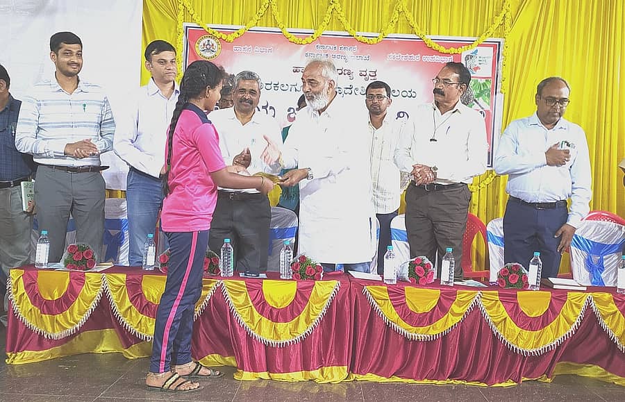 ಅರಕಲಗೂಡಿನಲ್ಲಿ ಶನಿವಾರ ನಡೆದ ರಾಷ್ಟ್ರೀಯ ಜೇನುಹುಳು ದಿನಾಚರಣೆ ಕಾರ್ಯಕ್ರಮದಲ್ಲಿ ವಿವಿಧ ಸ್ಫರ್ಧೆಗಳಲ್ಲಿ ವಿಜೇತರಾದ ವಿದ್ಯಾರ್ಥಿಗಳಿಗೆ ಶಾಸಕ ಎ. ಮಂಜು ಬಹುಮಾನ ವಿತರಿಸಿದರು. ರಾಜೇಶ್, ಅಪೂರ್ವ,ಮಹದೇವ್, ಬಸವರೆಡ್ಡಪ್ಪ ರೋಣದ್ ಇದ್ದರು.