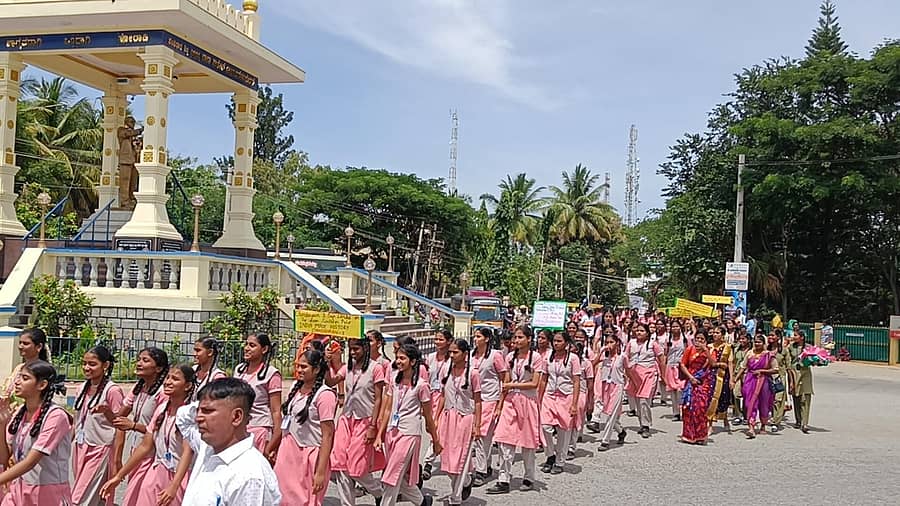 ವಾಸವಿ ವಿದ್ಯಾ ಕೇಂದ್ರದ ಮಕ್ಕಳು ಕೊಳ್ಳೇಗಾಲ ನಗರದಲ್ಲಿ ಜಾಗೃತಿ ಜಾಥಾ ನಡೆಸಿದರು