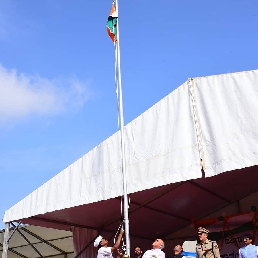 ರಾಮನಗರದ ಜಿಲ್ಲಾ ಕ್ರೀಡಾಂಗಣದಲ್ಲಿ ಮಂಗಳವಾರ ನಡೆದ ಸ್ವಾತಂತ್ರ್ಯ ದಿನಾಚರಣೆಯಲ್ಲಿ ಜಿಲ್ಲಾ ಉಸ್ತುವಾರಿ ಸಚಿವ ರಾಮಲಿಂಗಾ ರೆಡ್ಡಿ ಧ್ವಜಾರೋಹಣ ನೆರವೇರಿಸಿದರು. 