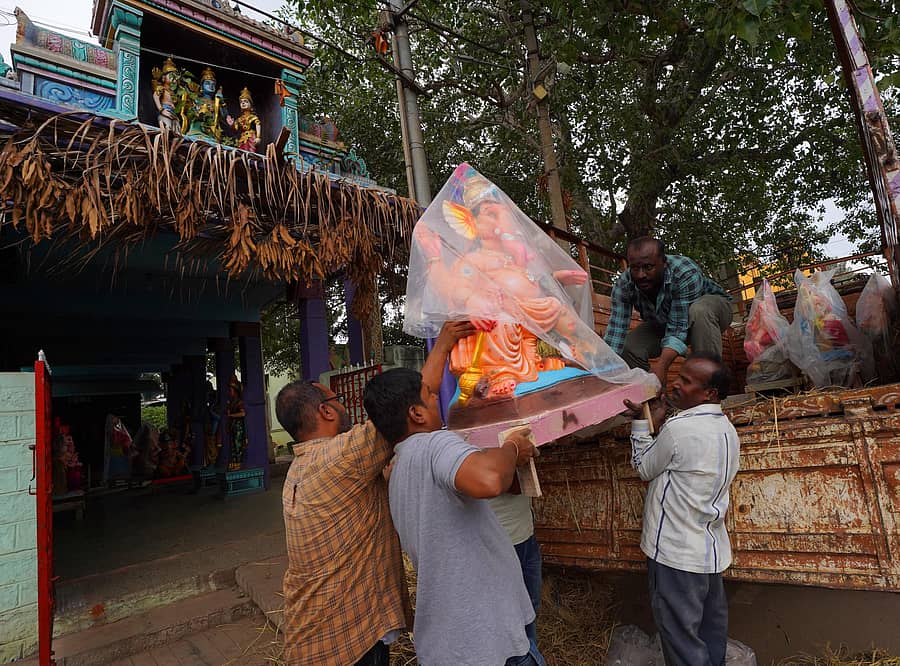 ಶಿಡ್ಲಘಟ್ಟದ ಕೋಟೆ ವೃತ್ತದ ಬಳಿಯ ರಾಮ ದೇವಾಲಯದ ಪ್ರಾಂಗಣದಲ್ಲಿ ಗಣಪನ ಮೂರ್ತಿಗಳನ್ನು ತಂದು ಇರಿಸುತ್ತಿರುವ ವ್ಯಾಪಾರಿ