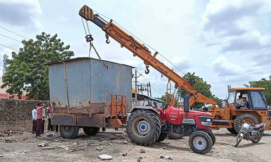 ಅಫಜಲಪುರ ಪಟ್ಟಣದ ಬಸವೇಶ್ವರ ವೃತ್ತದಲ್ಲಿ ಶನಿವಾರ ಪುರಸಭೆ ವತಿಯಿಂದ ಅಕ್ರಮ ಶೆಡ್ಗಳನ್ನು ತೆರವುಗೊಳಿಸಲಾಯಿತು