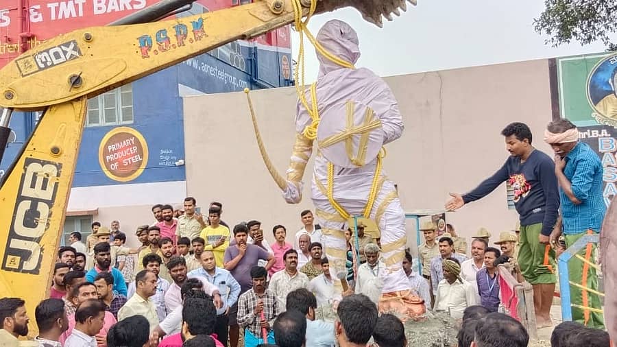 ಕ್ರಾಂತಿ ವೀರ ಸಂಗೊಳ್ಳಿ ರಾಯಣ್ಣ ಪ್ರತಿಮೆ ತೆರವುಗೊಳಿಸಲಾಯಿತು. 