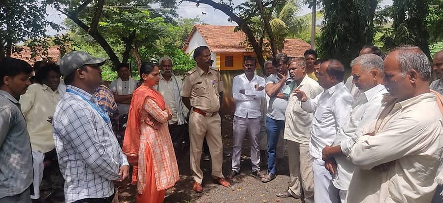 ರೈತರ ಪಂಪ್ಸೆಟ್ಗಳಿಗೆ ಸಮರ್ಪಕ ವಿದ್ಯುತ್ ಪೂರೈಕೆ ಮಾಡುವಂತೆ ಒತ್ತಾಯಿಸಿ ನೇಸರಗಿ ಗ್ರಾಮಸ್ಥರು ಕೆ.ಎನ್. ಮಲ್ಲಾಪುರ ಹೆಸ್ಕಾಂ ಕಚೇರಿಗೆ ಮಂಗಳವಾರ ಮುತ್ತಿಗೆ ಹಾಕಿದರು