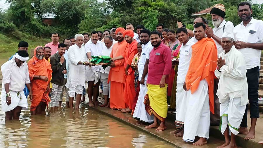ವರದಾ ಮತ್ತು ಧರ್ಮಾ ನದಿಗಳ ಸಂಗಮ ಕ್ಷೇತ್ರ ಕೂಡಲ ಗ್ರಾಮದಲ್ಲಿ ವಿಶೇಷ ಗಂಗಾ ಪೂಜೆ ನೆರವೇರಿಸಿ, ಬಾಗಿನ ಅರ್ಪಿಸಲಾಯಿತು
