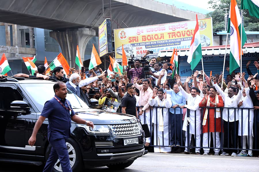 ಪ್ರಧಾನಿ ನರೇಂದ್ರ ಮೋದಿ ಅವರು ಚಂದ್ರಯಾನ-3ರ ಯಶಸ್ಸಿಗಾಗಿ ಭಾರತೀಯ ಬಾಹ್ಯಾಕಾಶ ಸಂಶೋಧನಾ ಸಂಸ್ಥೆ (ಇಸ್ರೊ) ವಿಜ್ಞಾನಿಗಳನ್ನು ಅಭಿನಂದಿಸಲು ಶನಿವಾರ ಪೀಣ್ಯದಲ್ಲಿರುವ ಇಸ್ರೊ ಟೆಲಿಮೆಟ್ರಿ ಕೇಂದ್ರಕ್ಕೆ ಆಗಮಿಸುವ ಹಾದಿಯಲ್ಲಿ ರಸ್ತೆಯಲ್ಲಿ ನಿಂತಿದ್ದ ಜನರತ್ತ ಕೈ ಬೀಸಿದರು.