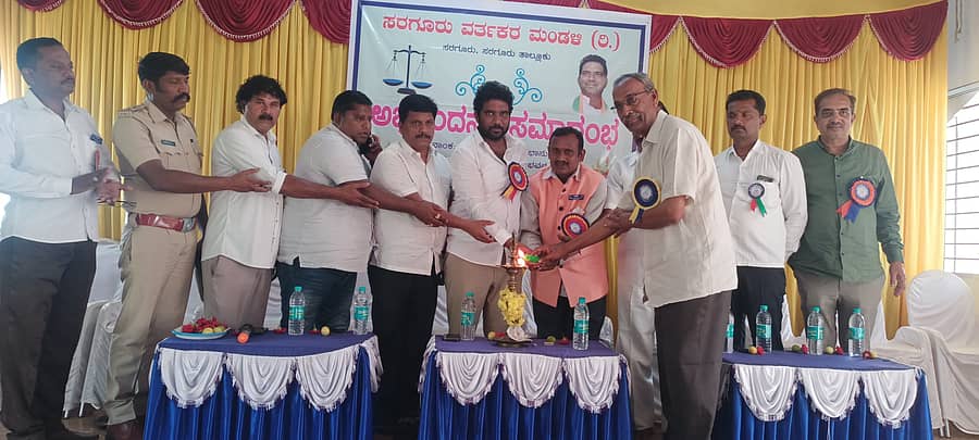 ಸರಗೂರು ವರ್ತಕ ಮಂಡಳಿಯಿಂದ ಶಾಸಕ ಅನಿಲ್ ಚಿಕ್ಕಮಾದು ಅಭಿನಂದನಾ ಸಮಾರಂಭವನ್ನು ಶಾಸಕ ಅನಿಲ್ ಚಿಕ್ಕಮಾದು ನೆರವೇರಿಸಿದರು. ವರ್ತಕ ಮಂಡಳಿ ಅಧ್ಯಕ್ಷ ಎಸ್.ಎಮ್.ಶ್ರೀನಿವಾಸ್ ಇದ್ದಾರೆ