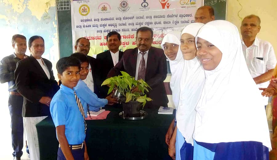 ಹಾವೇರಿ ನಗರದ ಸರ್ಕಾರಿ ಉರ್ದು ಪ್ರೌಢಶಾಲೆಯಲ್ಲಿ ಜಿಲ್ಲಾ ಕಾನೂನು ಸೇವೆಗಳ ಪ್ರಾಧಿಕಾರ, ಜಿಲ್ಲಾಡಳಿತ, ಜಿಲ್ಲಾ ಪಂಚಾಯಿತಿ ಸಹಯೋಗದಲ್ಲಿ ಆಯೋಜಿಸಿದ್ದ ಕಾನೂನು ಅರಿವು ನೆರವು ಕಾರ್ಯಕ್ರಮವನ್ನು ಸಿವಿಲ್ ನ್ಯಾಯಾಧೀಶ ಪುಟ್ಟರಾಜು ಉದ್ಘಾಟಿಸಿದರು