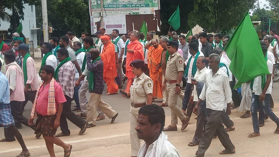 ಕೊಬ್ಬರಿಗೆ ₹25 ಸಾವಿರ ಬೆಲೆ ನಿಗದಿಗೆ ಒತ್ತಾಯಿಸಿ ರಾಜ್ಯ ರೈತ ಸಂಘ ಹಾಗೂ ಹಸಿರು ಸೇನೆಯಿಂದ ಚಿಕ್ಕನಾಯಕನಹಳ್ಳಿಯಲ್ಲಿ ಪ್ರತಿಭಟನೆ ನಡೆಯಿತು