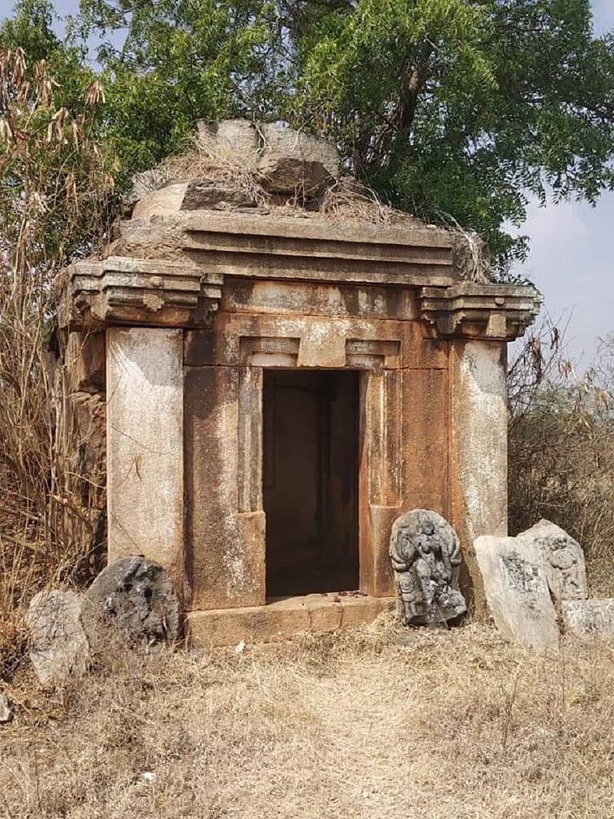 ಗುಂಡ್ಲುಪೇಟೆ ತಾಲ್ಲೂಕಿನ ನೇನೆಕಟ್ಟೆ ಗ್ರಾಮದಲ್ಲಿರುವ ಪ್ರಾಚೀನ ದೇವಾಲಯ. ಮುಂಭಾಗ ಶಿಲ್ಪಗಳನ್ನೂ ಕಾಣಬಹುದು