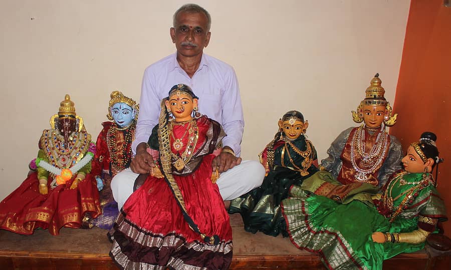 ಸಲಾಕೆ ಬೊಂಬೆಗಳೊಂದಿಗೆ ಎ.ಆರ್‌.ಸತ್ಯನಾರಾಯಣ