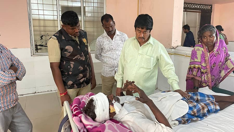 ಕರಡಿ ದಾಳಿಗೆ ಒಳಗಾದ ರೈತ ಕರಿ ಹನುಮಪ್ಪ ಕುರಿ ಎಂಬುವರನ್ನು ಕೊಪ್ಪಳ ಜಿಲ್ಲಾಸ್ಪತ್ರೆಯಲ್ಲಿ ಗುರುವಾರ ವಿಧಾನಪರಿಷತ್ ಮಾಜಿ ಸದಸ್ಯ ಕರಿಯಣ್ಣ ಸಂಗಟಿ ಭೇಟಿಯಾಗಿ ಆರೋಗ್ಯ ವಿಚಾರಿಸಿದರು