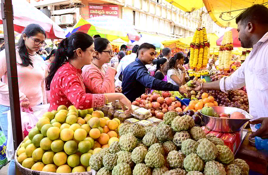 ಹುಬ್ಬಳ್ಳಿಯ ದುರ್ಗದಬೈಲ್‌ ಮಾರುಕಟ್ಟೆಯಲ್ಲಿ ಮಹಿಳೆಯರು ಹಣ್ಣುಗಳ ಖರೀದಿಯಲ್ಲಿ ತಲ್ಲೀನರಾಗಿದ್ದರು
ಚಿತ್ರ: ಗೋವಿಂದರಾಜ್ ಜವಳಿ