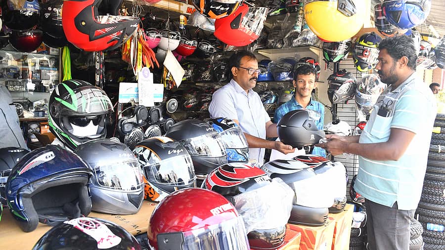 ಶಿವಮೊಗ್ಗದಲ್ಲಿ ಬೈಕ್ ಸವಾರರು ಕಡ್ಡಾಯವಾಗಿ ಗುಣಮಟ್ಟದ ಹೆಲ್ಮೆಟ್ ಧರಿಸಿ, ಬೈಕ್ ಚಲಾಯಿಸಬೇಕು ಎಂಬ ನಿಯಮದ ಬೆನ್ನಲ್ಲೆ ಗ್ರಾಹಕರು ಹೆಲ್ಮೆಟ್ ಖರೀದಿಸುತ್ತಿರುವುದು.
