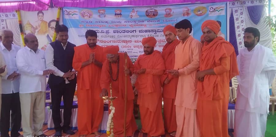 ನರಗುಂದ ತಾಲ್ಲೂಕಿನ ಭೈರನಹಟ್ಟಿ ದೊರೆಸ್ವಾಮಿ ವಿರಕ್ತಮಠದಲ್ಲಿ ಗುರುವಾರ ನಡೆದ ಶಾಂತಲಿಂಗ ಶ್ರೀಗಳ ಮೌನಲಿಂಗಾನುಷ್ಠಾನ ಮಂಗಲೋತ್ಸವ ಹಾಗೂ ವಿಶ್ವ ಮಾನವ ಪುಸ್ತಕ ಬಿಡುಗಡೆ ಸಮಾರಂಭವನ್ನು ಡಾ.ತೋಂಟದ ಸಿದ್ದರಾಮ ಶ್ರೀ ಉದ್ಘಾಟಿಸಿದರು