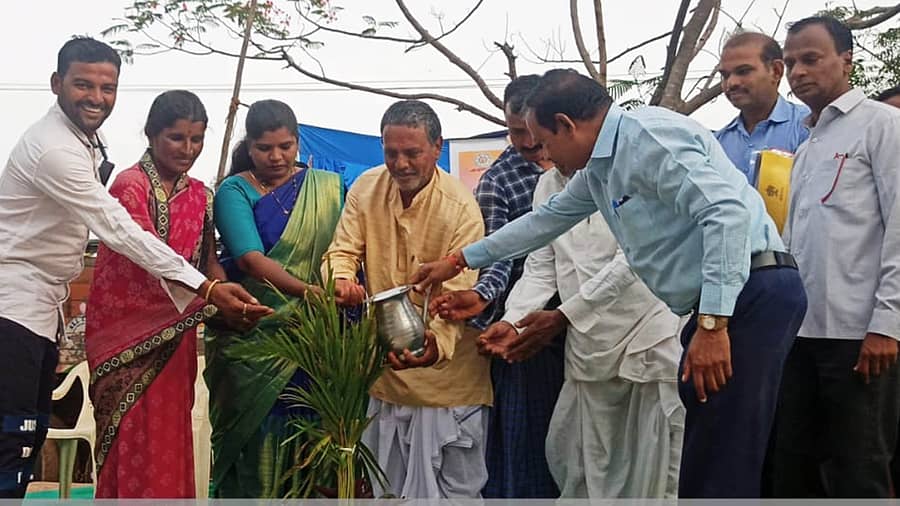 ಕುಷ್ಟಗಿ ತಾಲ್ಲೂಕು ತೋಪಲಕಟ್ಟಿಯಲ್ಲಿ ಎನ್ನೆಸ್ಸೆಸ್‌ ಶಿಬಿರವನ್ನು ಗಣ್ಯರು ಉದ್ಘಾಟಿಸಿದರು 