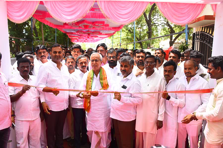 ಯಾದಗಿರಿ ಮತಕ್ಷೇತ್ರದ ಶಾಸಕ ಚನ್ನಾರೆಡ್ಡಿ ಪಾಟೀಲ ತುನ್ನೂರು ನಗರದ ಲಾಲ್ ಬಹದ್ದೂರ್ ಶಾಸ್ತ್ರಿ ವೃತ್ತ ಸಮೀಪದ (ಜಿಲ್ಲಾಧಿಕಾರಿ ಹಳೆ ನಿವಾಸ) ಕಚೇರಿಯಲ್ಲಿ ತಮ್ಮ ಜನ ಸಂಪರ್ಕ ಕಚೇರಿಯನ್ನು ಉದ್ಘಾಟಿಸಿದರು