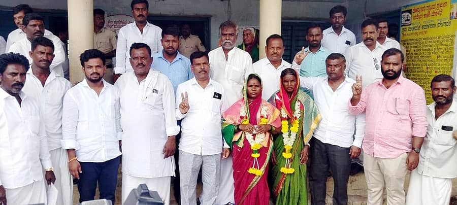 ಮಾನ್ವಿ ತಾಲ್ಲೂಕಿನ ಭೋಗಾವತಿ ಗ್ರಾಮ ಪಂಚಾಯಿತಿಯ ಅಧ್ಯಕ್ಷೆಯಾಗಿ ಆದೆಮ್ಮ, ಉಪಾಧ್ಯಕ್ಷೆಯಾಗಿ ಅಮರಮ್ಮ ಸೋಮವಾರ ಆಯ್ಕೆಯಾದರು.